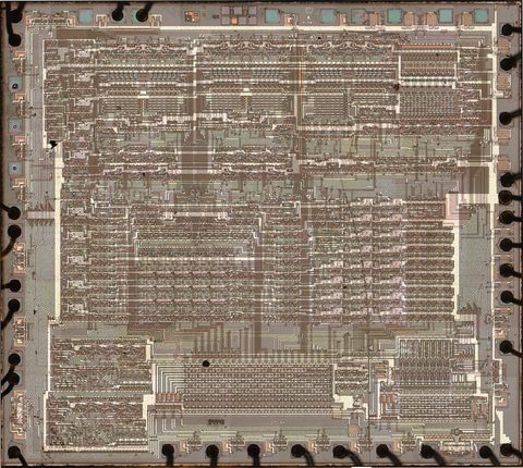 Atari_10444D_TIA_die_shot_10xBF_4500w.jpg