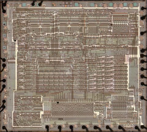 Atari_TIA_die_top_10xBF_4500w.png