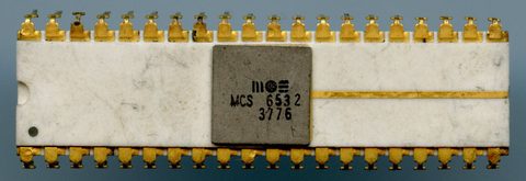 MOS_6532_3776_package_top.jpg