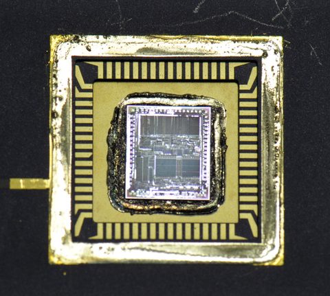 motorola_68000_pkg_die_no_wires.jpg