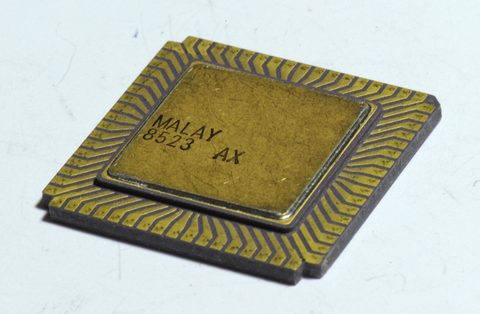 Intel_80286_8_S40194_package_iso_1000w.jpg